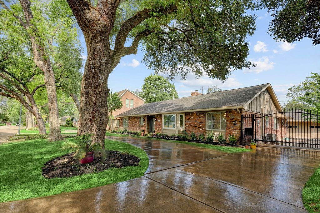 Photo of 10321 Willowgrove Drive, Houston, TX 77035 (MLS # 74479050)