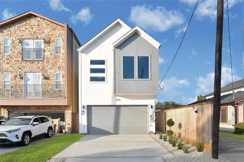 Photo of 111 E 33rd Street #B, Houston, TX 77018 (MLS # 87467220)