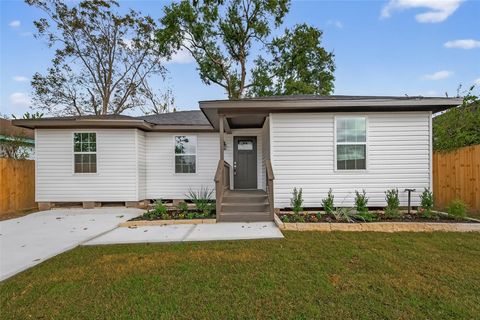 Photo of 2723 Castledale Drive, Houston, TX 77093 (MLS # 16036032)