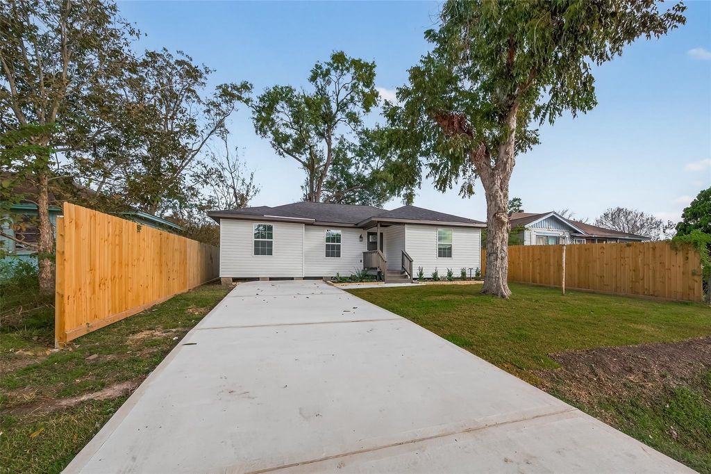 Photo of 2723 Castledale Drive, Houston, TX 77093 (MLS # 16036032)