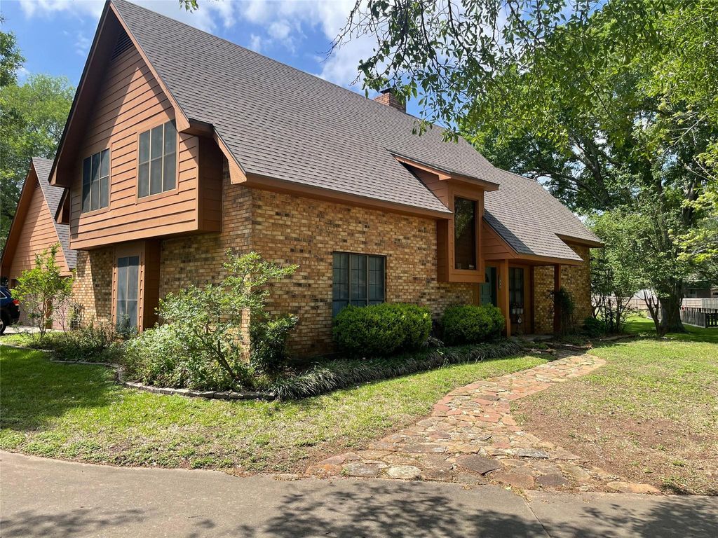 Photo of 1000 Allison Street, Brenham, TX 77833 (MLS # 20977836)