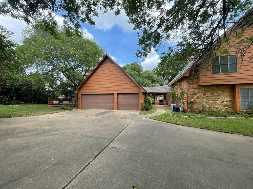Photo of 1000 Allison Street, Brenham, TX 77833 (MLS # 20977836)