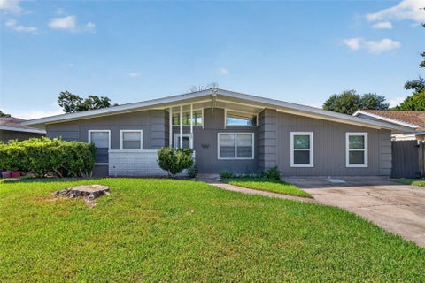 Photo of 805 N 12th Street, La Porte, TX 77571 (MLS # 34741341)
