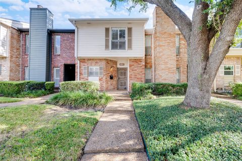 Photo of 1035 Fountain View Drive, Houston, TX 77057 (MLS # 27181308)
