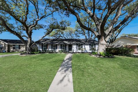 Photo of 4830 Omeara Drive, Houston, TX 77035 (MLS # 65888495)
