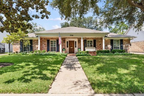 Photo of 7710 Pagewood Lane, Houston, TX 77063 (MLS # 16557058) Photo of 7710 Pagewood Lane, Houston, TX 77063 (MLS # 16557058)