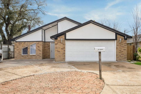 Homes For Sale - 305 W Thomas Avenue<br/> Pasadena, TX 77506