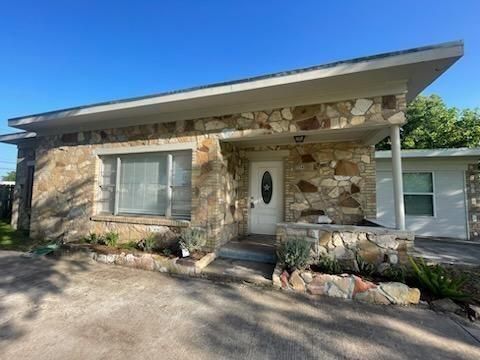 Photo of 1114 E Pecan Street, Angleton, TX 77515 (MLS # 84999990)