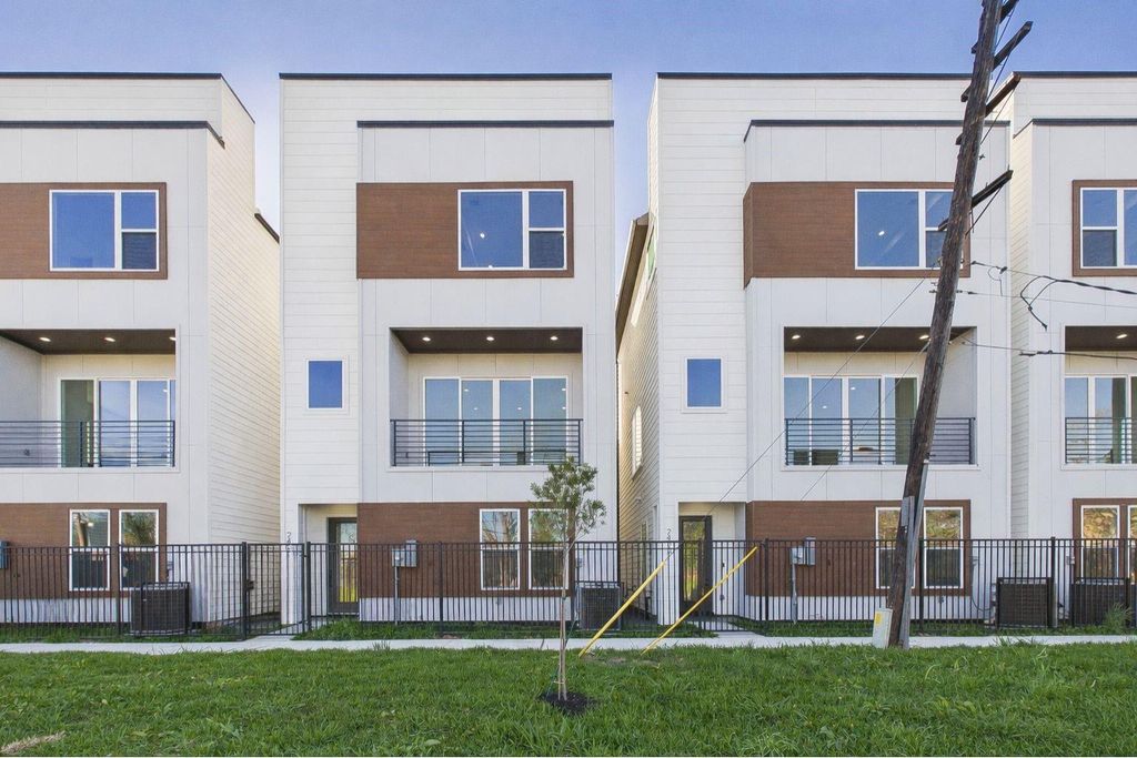 Photo of 2415 Harrington St Street, Houston, TX 77026 (MLS # 74740557)