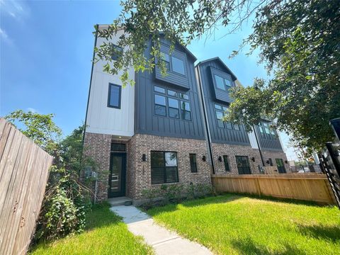 Photo of 326 Eastwood Street, Houston, TX 77011 (MLS # 20026620)