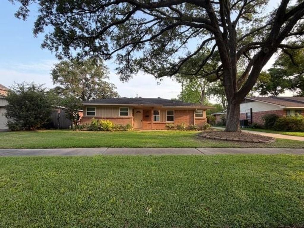 Photo of 5339 Carew Street, Houston, TX 77096 (MLS # 4478528)