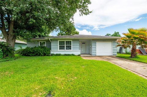 Photo of 1925 14th Avenue N, Texas City, TX 77590 (MLS # 47294030)
