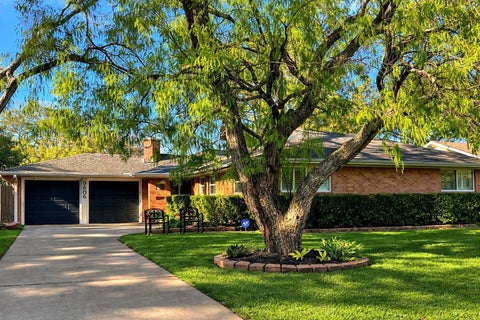 Homes For Sale - 9606 Winsome Lane<br/> Houston, TX 77063