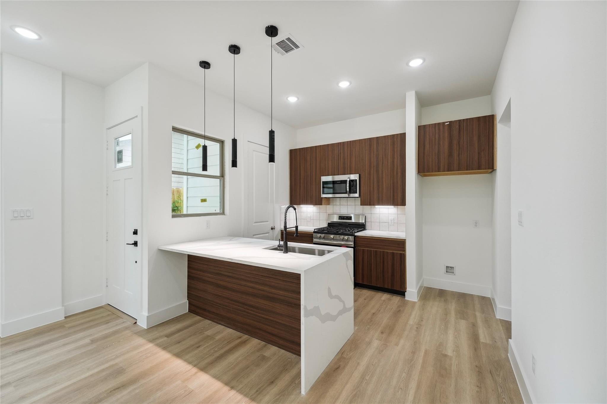 7416 - 7418 Maxroy Street