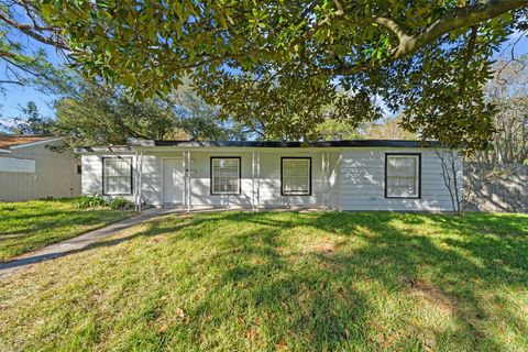 Photo of 1402 4th Avenue N, Texas City, TX 77590 (MLS # 63234033)