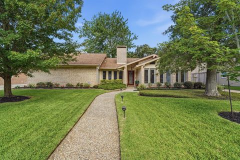 Photo of 611 Forest Lake Drive, Seabrook, TX 77586 (MLS # 56651290)