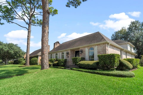 Photo of 443 Fox Briar Lane, Sugar Land, TX 77478 (MLS # 81089564)