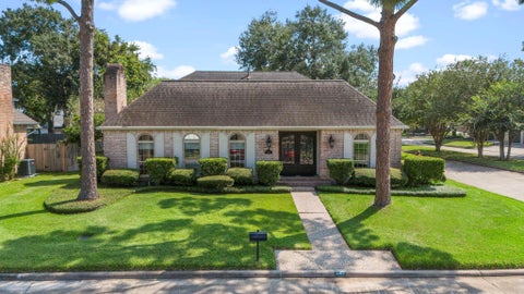 Photo of 443 Fox Briar Lane, Sugar Land, TX 77478 (MLS # 81089564)