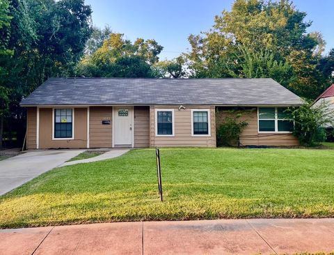 Photo of 6043 Lyndhurst Drive, Houston, TX 77033 (MLS # 21134054)