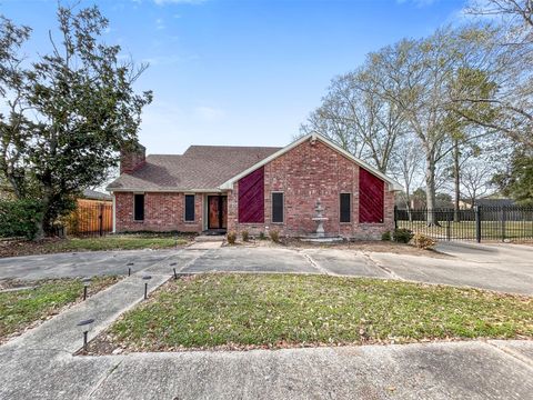 Homes For Sale - 10614 Huntington Point Drive<br/> Houston, TX 77099