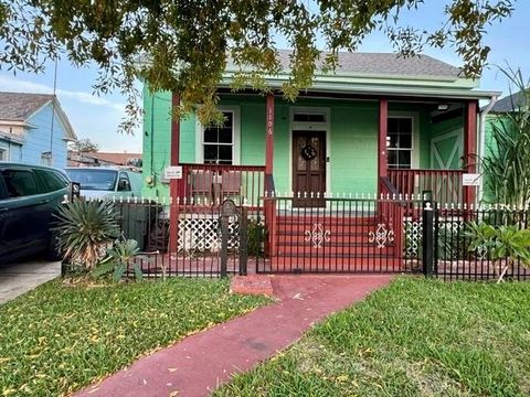 Photo of 1106 40th Street, Galveston, TX 77550 (MLS # 60977318)