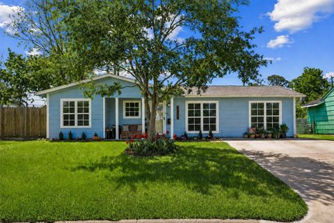 Homes For Sale - 5874 Beldart Street<br/> Harris County, Houston, TX 77033