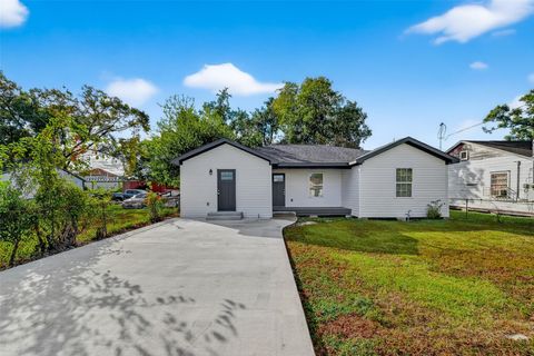 Photo of 8702 Rinn Street, Houston, TX 77078 (MLS # 26254467)