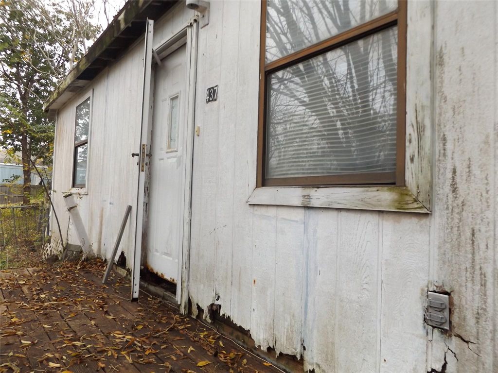 Photo of 437 8th Street, Dickinson, TX 77539 (MLS # 64113012)