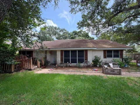 Photo of 1111 N N Meyer St, Sealy, Tx 77474 Street, Sealy, TX 77474 (MLS # 75439031)