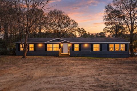 Homes For Sale - 11759 W Hollyhill Drive<br/> Plantersville, TX 77363