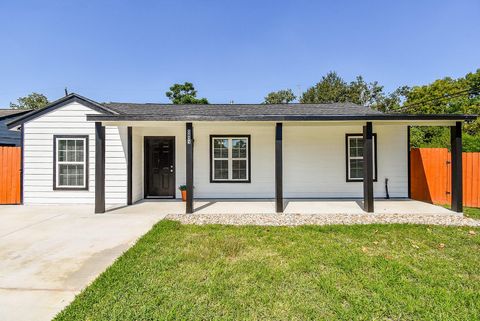 Photo of 5433 Chennault Road, Houston, TX 77033 (MLS # 85536597)