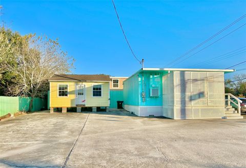 Photo of 927 27th Street, Dickinson, TX 77539 (MLS # 53992883)