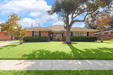 Photo of 6335 Waltway Drive, Houston, TX 77008 (MLS # 16385729)