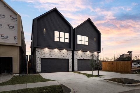 Photo of 312 E 35th Street, Houston, TX 77018 (MLS # 70027027)