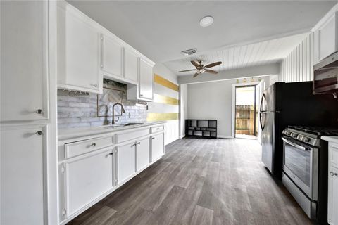 Photo of 28 Lakeway Street, Conroe, TX 77304 (MLS # 25930960)