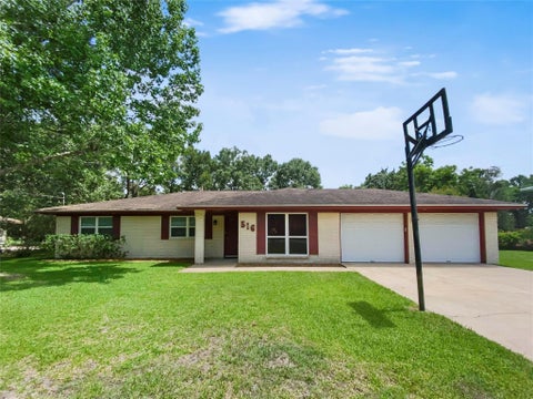 Homes For Sale - 516 Dwyer Street<br/> Angleton, TX 77515