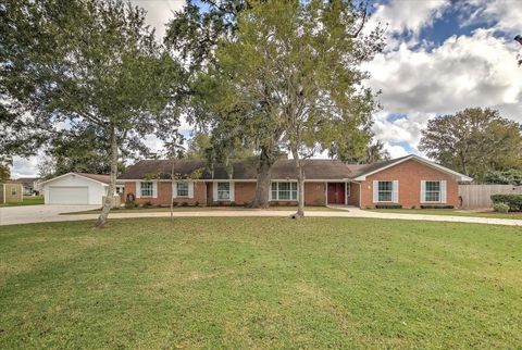 Photo of 106 Woodland Road, Lake Jackson, TX 77566 (MLS # 26427551)