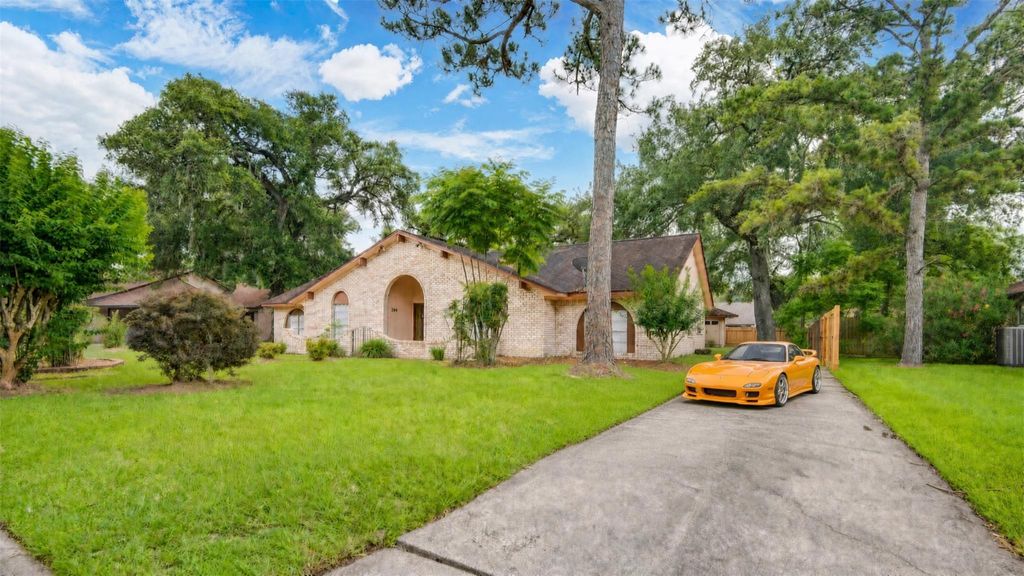 Photo of 204 Nasturtium Street, Lake Jackson, TX 77566 (MLS # 75853420)