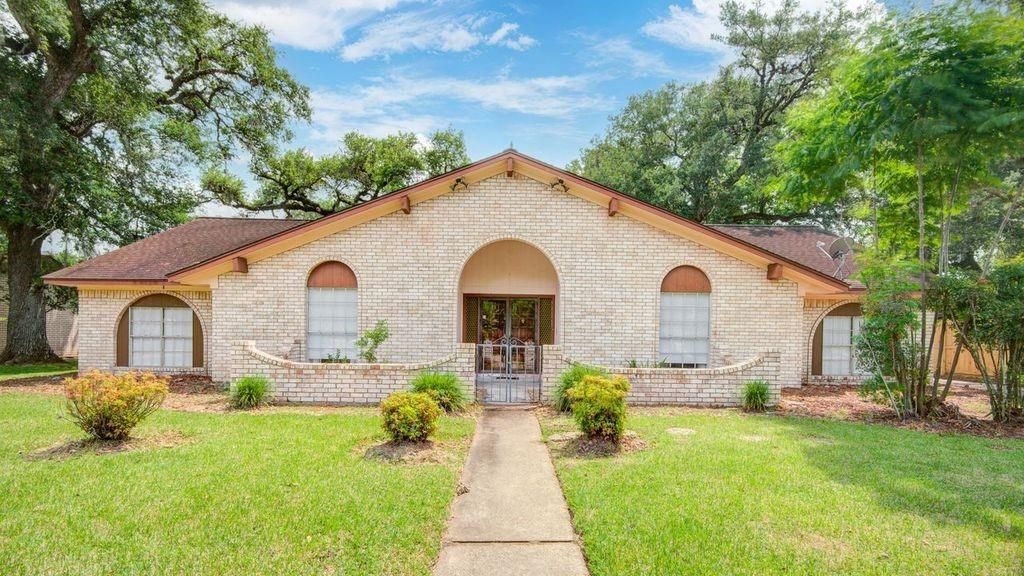 Photo of 204 Nasturtium Street, Lake Jackson, TX 77566 (MLS # 75853420)
