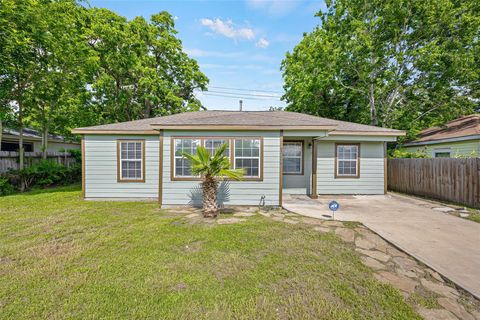 Photo of 7614 Darnay Dr Drive, Houston, TX 77033 (MLS # 61468011)