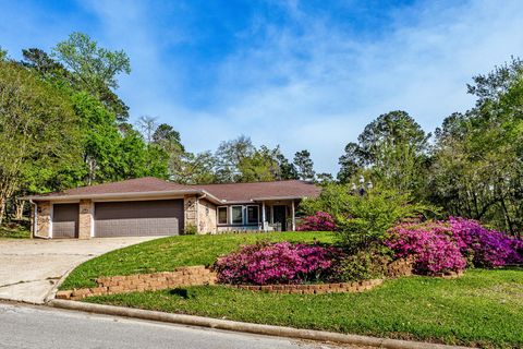 Photo of 2004 E Lake Drive, Huntsville, TX 77340 (MLS # 77882902)