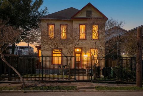Photo of 2416 Whitney Street, Houston, TX 77006 (MLS # 23568614)