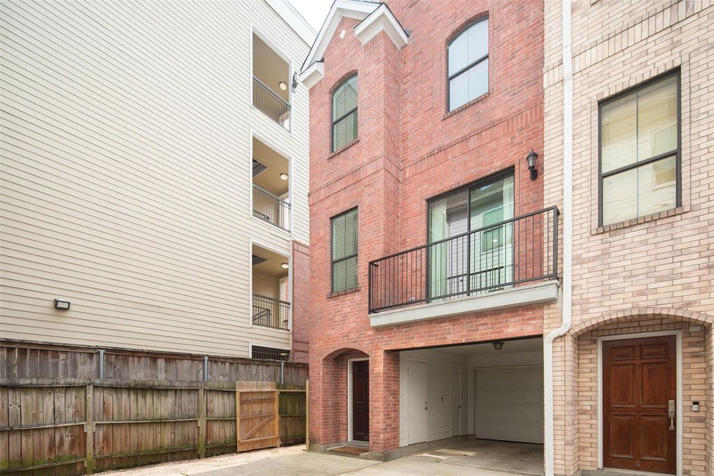 Photo of 202 Mcgowen Street #F, Houston, TX 77006 (MLS # 74373730)