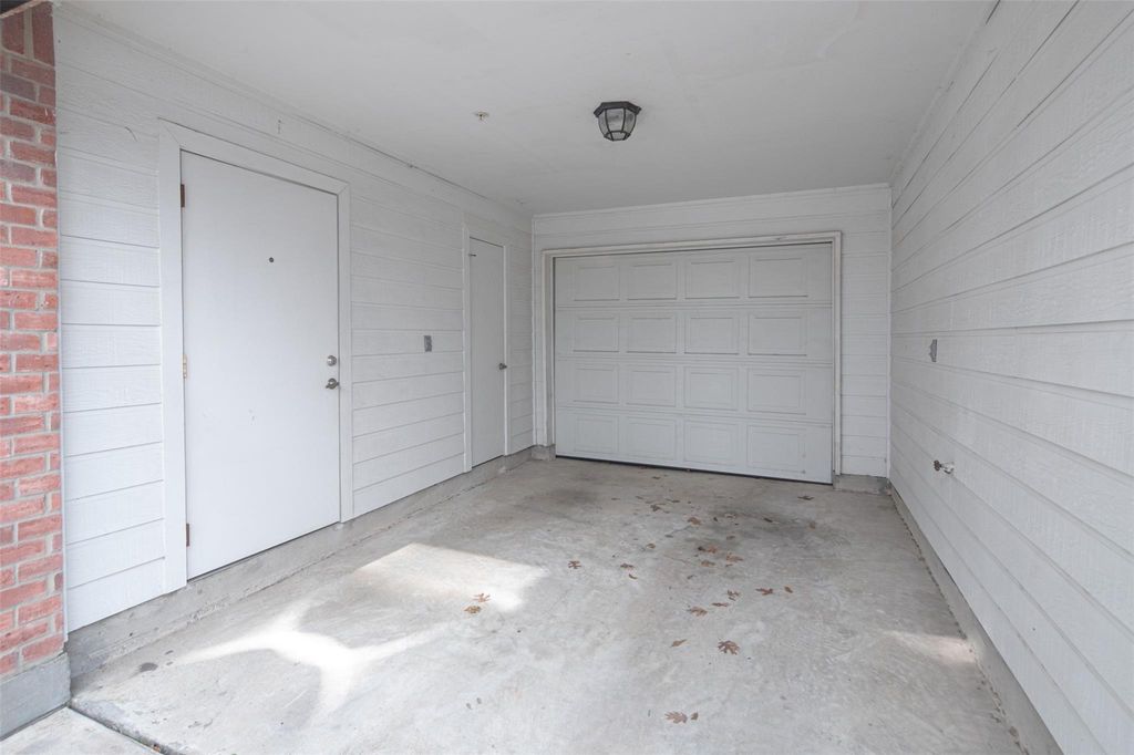 Photo of 202 Mcgowen Street #F, Houston, TX 77006 (MLS # 74373730)