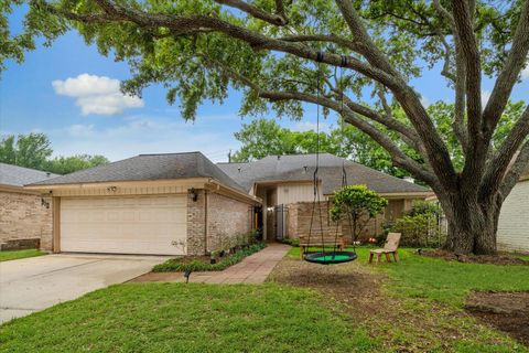 Photo of 910 Coachlight Drive, Houston, TX 77077 (MLS # 37077372)