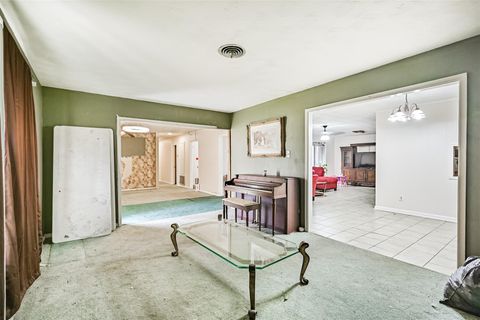 Tiny photo for 901 N Amburn Road, Texas City, TX 77591 (MLS # 44354000)