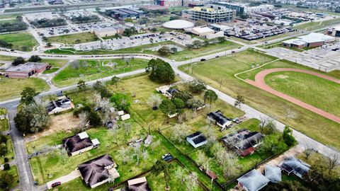 Tiny photo for 901 N Amburn Road, Texas City, TX 77591 (MLS # 44354000)