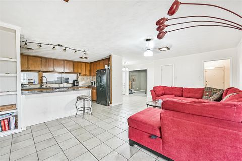 Tiny photo for 901 N Amburn Road, Texas City, TX 77591 (MLS # 44354000)