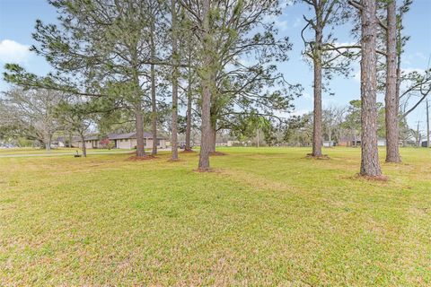 Tiny photo for 901 N Amburn Road, Texas City, TX 77591 (MLS # 44354000)