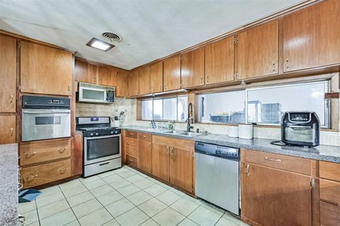 Tiny photo for 901 N Amburn Road, Texas City, TX 77591 (MLS # 44354000)